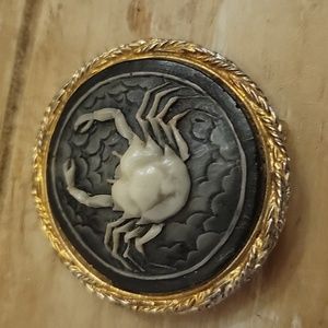 Crab Cameo Vintage Brooch.  Zodiak - Cancer.  Goldtone.
